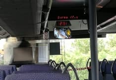 IVREA - Autista del pullman al telefono mentre guida: un passeggero lo fotografa