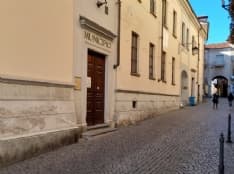 CUORGNE' - Fa la pipì sul muro del municipio, i cittadini chiamano la polizia locale