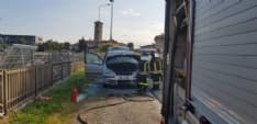 VALPERGA - Auto a fuoco durante la marcia  lungo la 460 - FOTO
