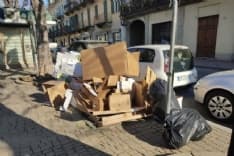 RIVAROLO - Cataste di spazzatura da cestini e bidoni pieni: brutte cartoline dal centro città - FOTO