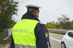 CIRIE' - Scappa con lo scooter all'alt della polizia locale ma cade dopo una curva: denunciato