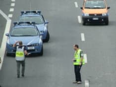 SAN GIORGIO - Auto si ribalta sull'autostrada A5: due ragazze ferite