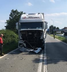 FELETTO - Due camion si scontrano sulla ex statale 460