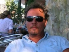 LEINI - Il presidente dei commercianti dona i libri alla biblioteca