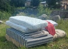 RONCO CANAVESE - Materassi buttati nel prato, #taggailmaiale «sale» in montagna...