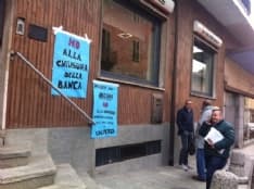 VALPERGA - Sit-in dei cittadini contro la chiusura della banca