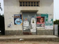 ELEZIONI - Affissioni abusive in Canavese: denuncia del M5S