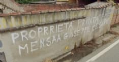 MAZZE' - Scritte giganti sui muri di via Garibaldi, 55enne a processo: «Quelle case sono mie»
