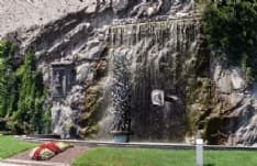 IVREA - La fontana di Camillo Olivetti si colora di rosa