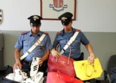 FORNO CANAVESE - Merce contraffatta in vendita: senegalese di 26 anni arrestato dai carabinieri a Saluzzo