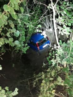 RUEGLIO - Auto precipita nella scarpata lungo la provinciale della Valchiusella: ferita una donna - FOTO