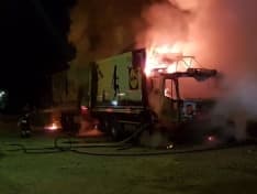 RIVARA - Incendio distrugge un camion nella zona industriale di via Busano - FOTO E VIDEO