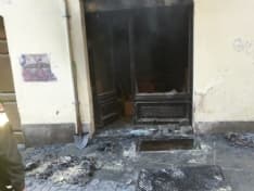 IVREA - Prende fuoco un bidone della spazzatura: paura per un negozio - FOTO