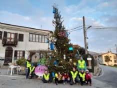 COLLERETTO - Maxi albero e abete all'uncinetto accendono il Natale - FOTO