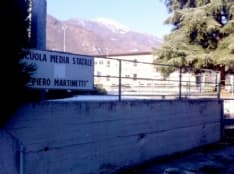 PONT CANAVESE - Scuole al freddo da giorni: alunni in classe con i guanti e i giubbotti. Protestano mamme e papà