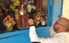 CUORGNE' - Gesù Bambino decapitato: lo ripara il sindaco Pezzetto