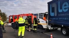 LEINI - Un altro incidente sulla 460, scontro tra due camion: c'è un ferito - FOTO