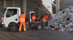 CASTELLAMONTE - I camion della differenziata perdono spazzatura per strada: il Comune dice basta