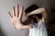 LEINI - Calci e pugni alla convivente dopo una lite: 32enne arrestato