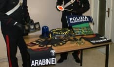 IVREA - Armi, distintivi e pettorine di carabinieri e polizia in casa: arrestato