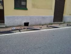 CUORGNE' - Abbatte i pali con l'auto: caccia all'automobilista