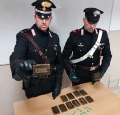 IVREA - Marocchino irregolare con oltre un chilo di droga in casa: arrestato dai carabinieri - VIDEO