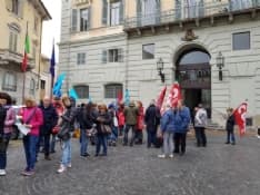 IVREA - Lavoratori del Cic manifestano sotto il municipio: «Il 31 dicembre l'azienda chiuderà»