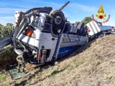 CASELLE TORINESE - Tir carico di bombole si ribalta sul raccordo - FOTO