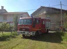 VALPERGA - Auto prende fuoco nel cortile, conducente salvo