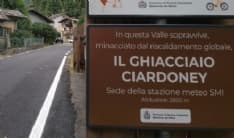 RONCO CANAVESE - Ghiacciaio Ciardoney in sofferenza, maxi cartello del Comune