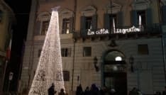 IVREA - Meno luci, più cultura: la città sceglie l'omaggio a Italo Calvino per festeggiare il Natale - FOTO e VIDEO