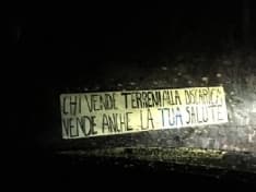 CASTELLAMONTE - Striscioni contro chi vende i terreni ad Agrigarden