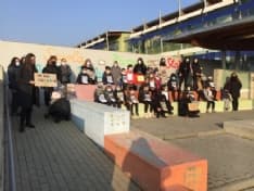 RIVAROLO CANAVESE - Genitori e bimbi protestano davanti alle elementari: «Riaprite le scuole, no alla Dad» - FOTO