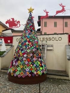 LESSOLO - Un albero di natale eccezionale anche in tempo di covid