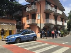 PAVONE CANAVESE - Martedì sera una fiaccolata di solidarietà per il tabaccaio