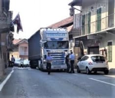 RIVAROSSA - Camion che si incastrano tra le case del centro: il Comune cerca di correre ai ripari
