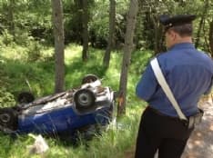 LOCANA - Auto si ribalta nella scarpata: il cane salva il padrone ferito - FOTO E VIDEO