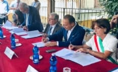 SAN GIUSTO CANAVESE - Il tricolore sventola sulla villa confiscata al boss del narcotraffico Nicola Assisi