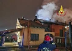 TORRAZZA PIEMONTE - Incendio nella notte, a fuoco il tetto di una casa