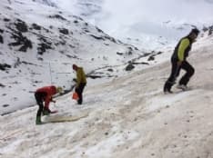 MONTAGNA - Valanga travolge due alpinisti in alta quota