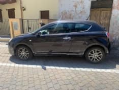 BAIRO - Con un chiodo riga l'auto parcheggiata, la rabbia dei residenti esplode sui social