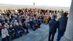 BELMONTE - Santuario chiuso ma la Messa si fa lo stesso: in 400 sul sagrato. Un fedele colto da malore - FOTO