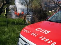 CASTELLAMONTE - Legnaia devastata da un incendio - FOTO