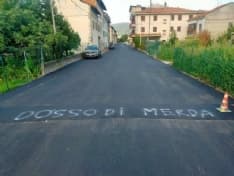 MONTALTO DORA - Il writer se la prende con i dossi: sull'asfalto una scritta volgare di «avvertimento» contro i dissuasori - FOTO