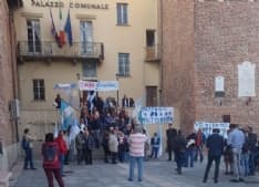 LEINI - Manifestazione sotto il municipio per Mappano Comune