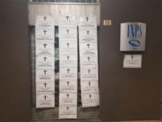 IVREA - «Morti aspettando la cassa integrazione»: necrologi shock davanti alla sede Inps - FOTO