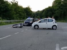 STRAMBINELLO - Incidente stradale sulla pedemontana: auto contro moto. Centauro ferito - FOTO
