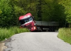 RIVARA - Camion fuori strada sulla provinciale per Pertusio