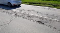 FAVRIA - Il Giro d'Italia passa altrove: restano le buche stradali