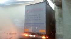 FAVRIA - Ancora un camion incastrato in mezzo al paese - FOTO